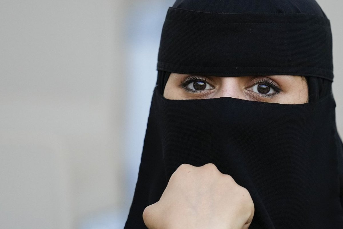 في سابقة لافتة.. دولة مسلمة تحظر النقاب والبرقع لأسباب أمنية وثقافية