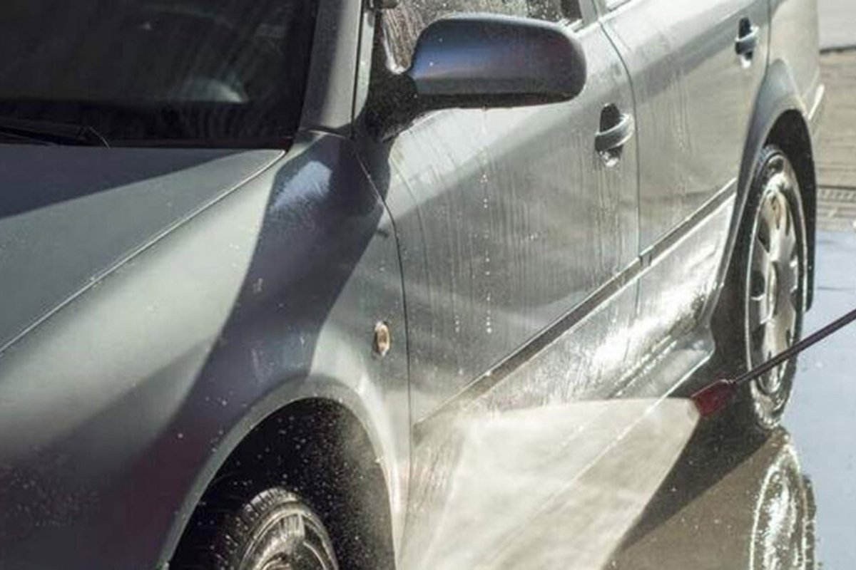 احذر من فرق الرقابة.. غرامة فورية لمن يغسل سيارته في الأماكن العامة