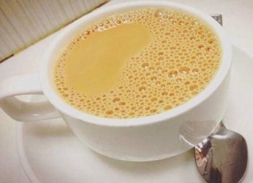 كارثة صباحية؟ الشاي بالحليب على الريق يُهدد صحتك دون أن تدري!