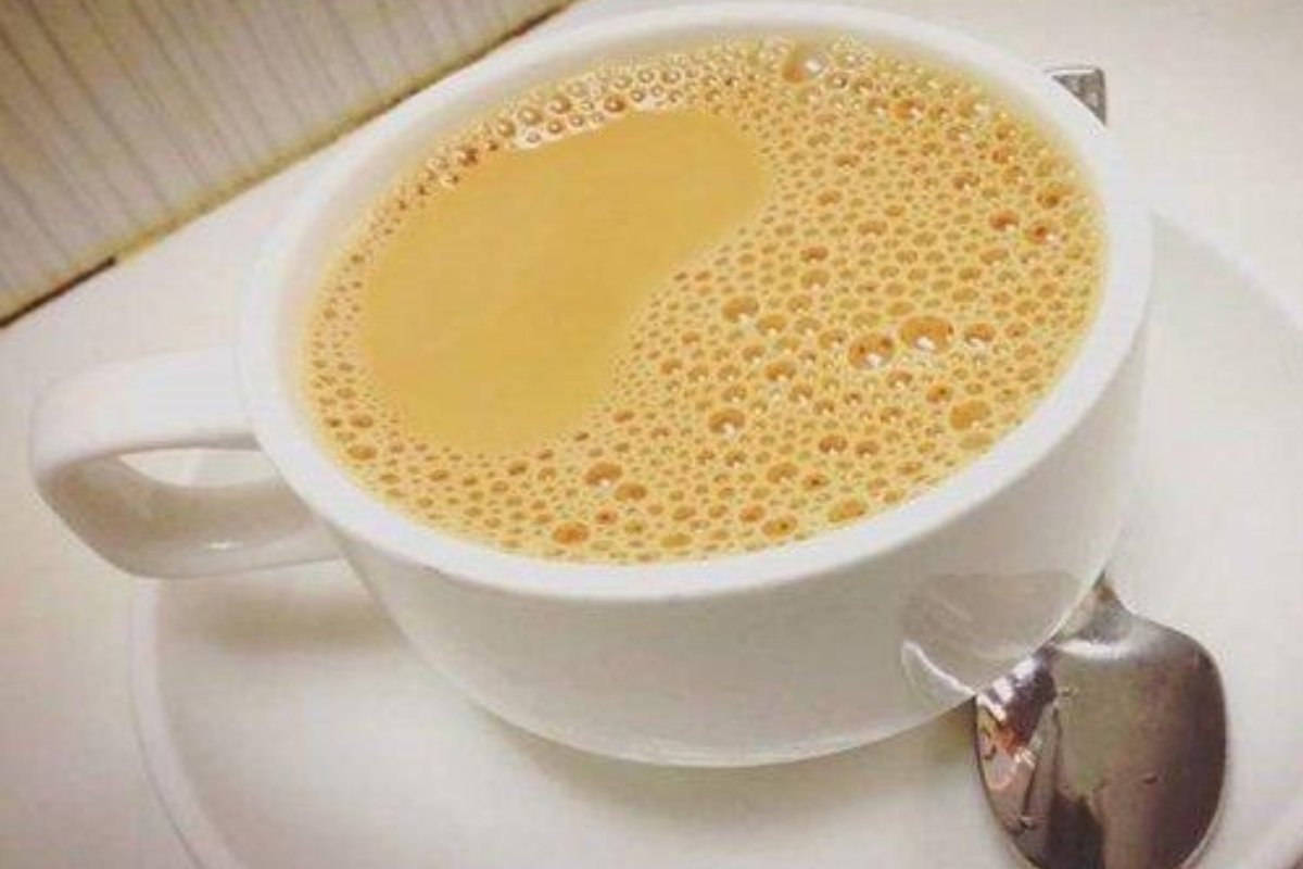 كارثة صباحية؟ الشاي بالحليب على الريق يُهدد صحتك دون أن تدري!