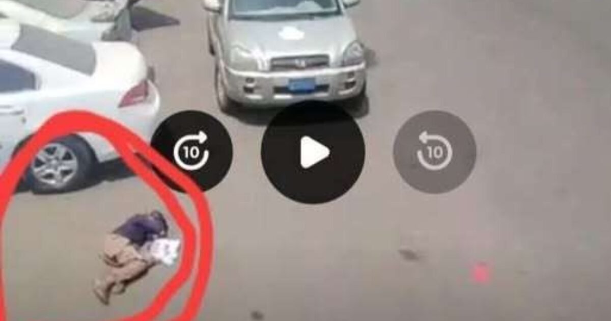 مشهد نادر لطفل مستلقٍ وسط الطريق يثير الجدل بين المارة