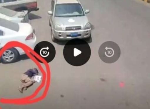 مشهد نادر لطفل مستلقٍ وسط الطريق يثير الجدل بين المارة