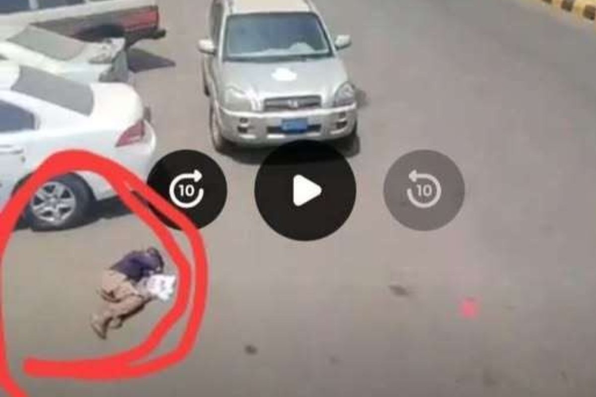 مشهد نادر لطفل مستلقٍ وسط الطريق يثير الجدل بين المارة