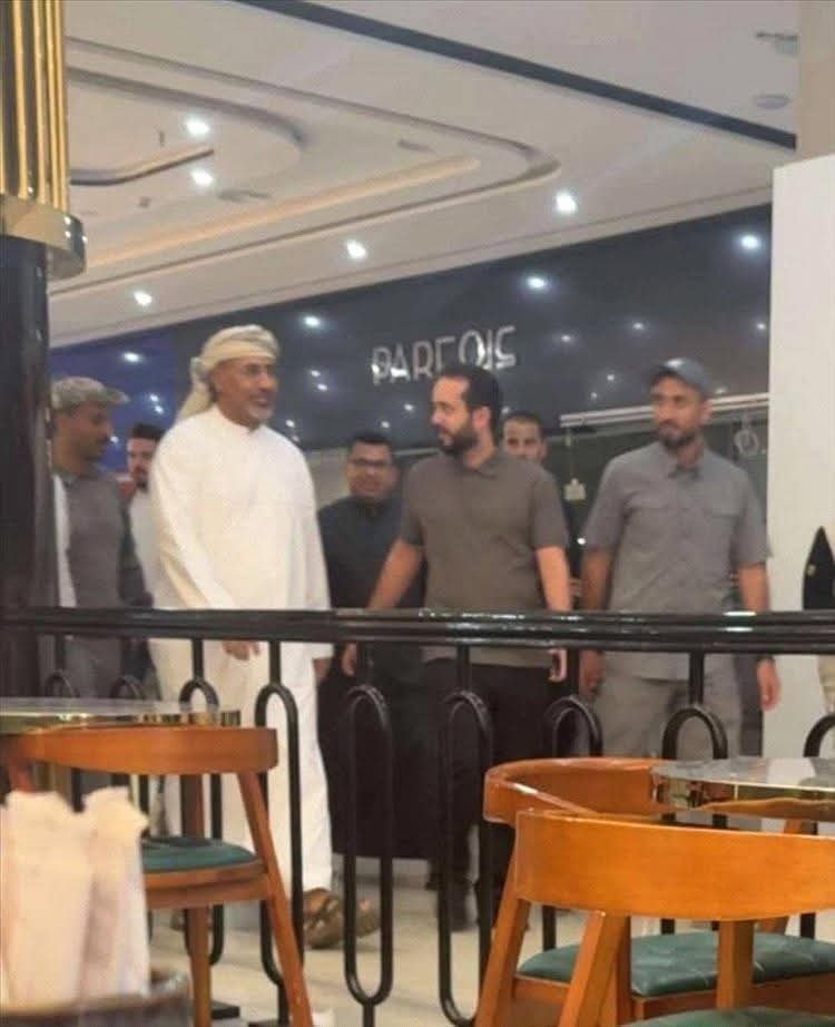 الزبيدي يفاجئ مرتادي عدن مول: زيارة غير معلنة تثير الجدل وردود فعل واسعة