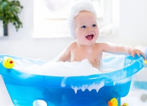 استحمام الأطفال يوميًا بالصابون يهدد بشرتهم.. تحذير طبي رسمي