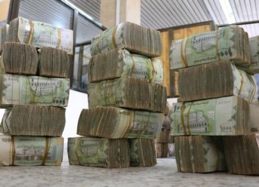 الريال اليمني ينتعش والدولار يتراجع.. خبير اقتصادي يكشف أسباب التحول المفاجئ