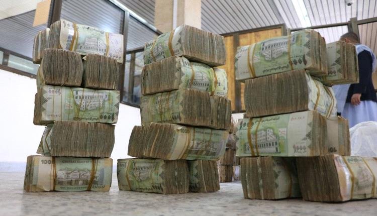 الريال اليمني ينتعش والدولار يتراجع.. خبير اقتصادي يكشف أسباب التحول المفاجئ