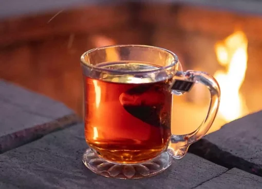 اللون يتبدل والنكهة تبهر.. شاي نادر يدهش عشاقه