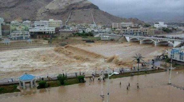 فنان خليجي يتدخل لإنقاذ يمني من الغرق في سيول حضرموت