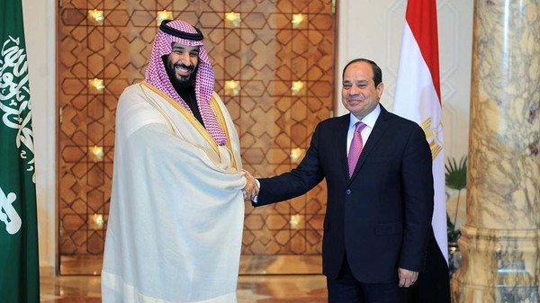 حركة من محمد بن سلمان داخل السيارة باستقبال السيسي تثير تفاعلا