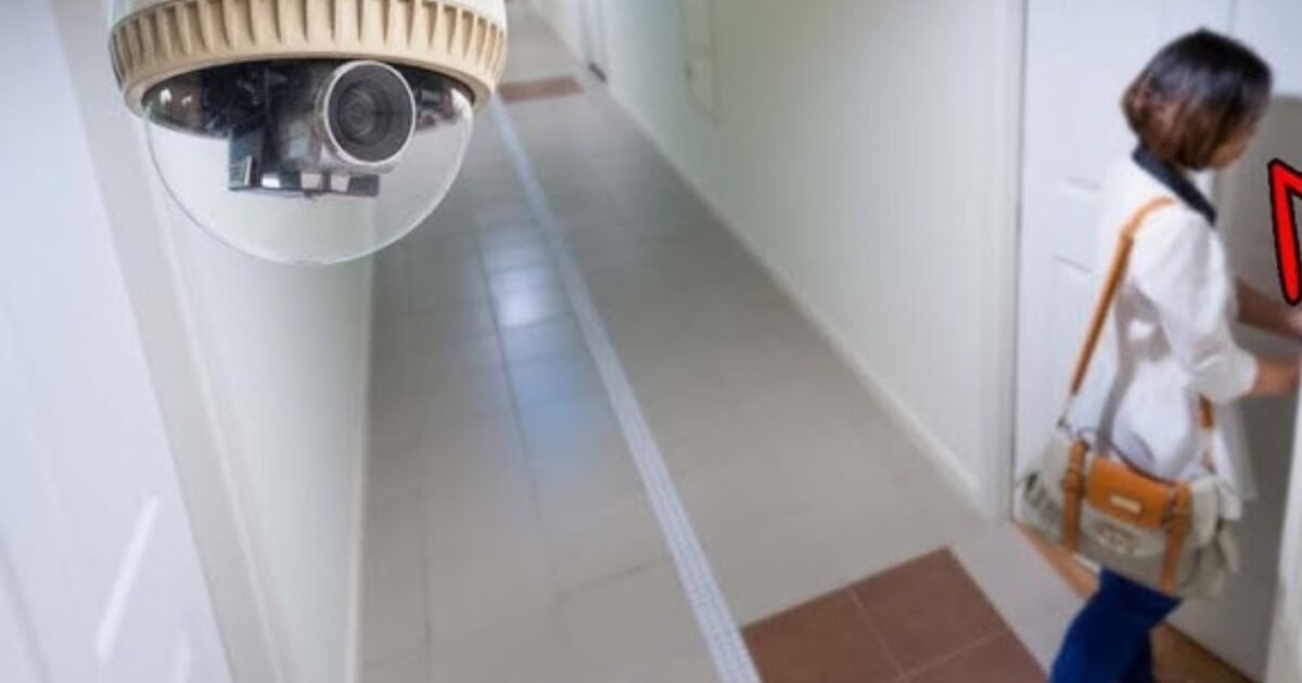 أم تضع أم تضع كاميرا سرية في غرفة ابنتها… وما رأته جعلها تنهار من الصدمة! في غرفة ابنتها… وما رأته جعلها تنهار من الصدمة!