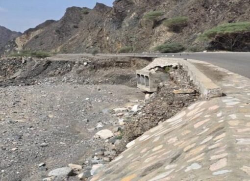 تشققات خطيرة تهدد حياة الآلاف على طريق حيوي في محافظة يمنية