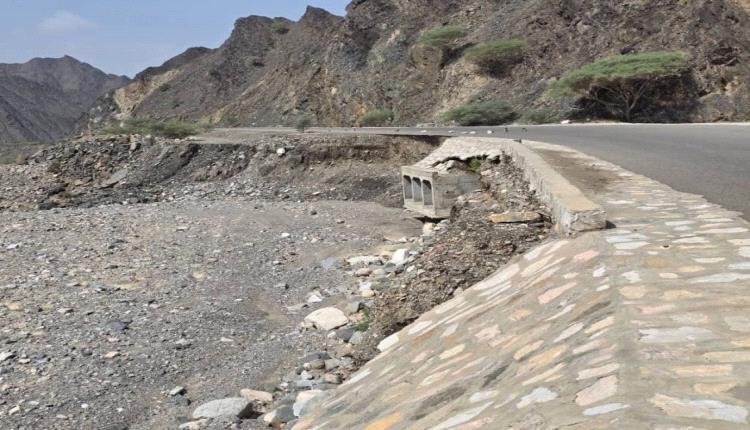 تشققات خطيرة تهدد حياة الآلاف على طريق حيوي في محافظة يمنية