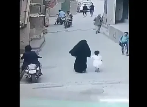 طفل يمني يتحول إلى بطل في لحظة خاطفة.. شاهد كيف أنقذ شقيقته من يد الخاطفه!