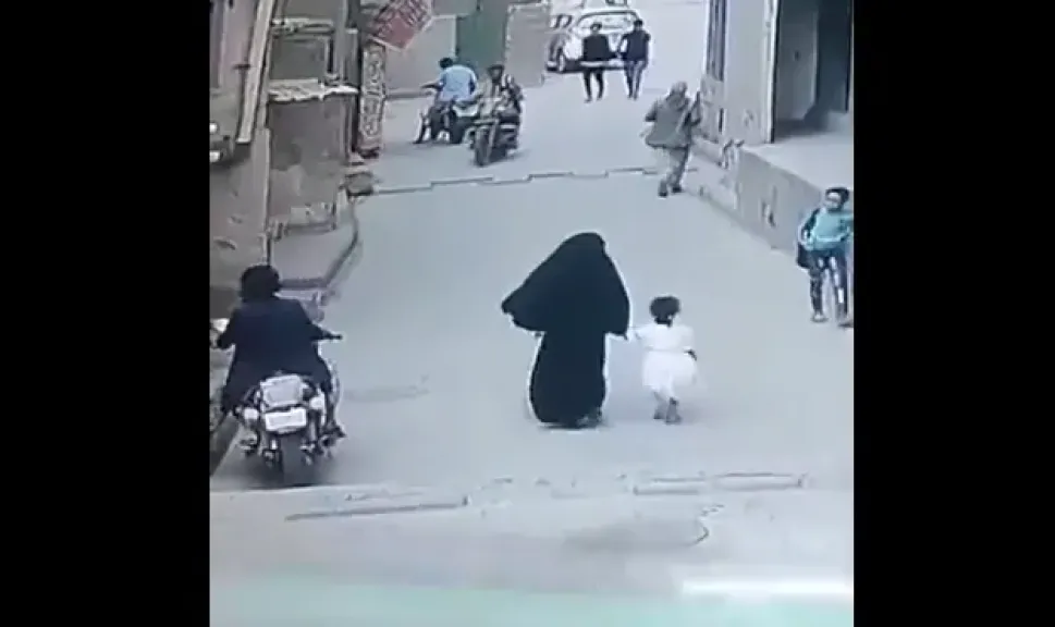 طفل يمني يتحول إلى بطل في لحظة خاطفة.. شاهد كيف أنقذ شقيقته من يد الخاطفه!