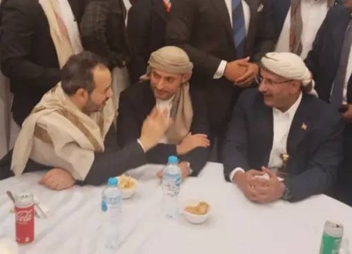 في مشهد غير مسبوق.. طارق صالح وهاشم الأحمر جنبًا إلى جنب في عرس آل عفاش