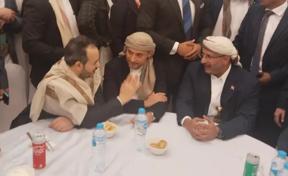 في مشهد غير مسبوق.. طارق صالح وهاشم الأحمر جنبًا إلى جنب في عرس آل عفاش