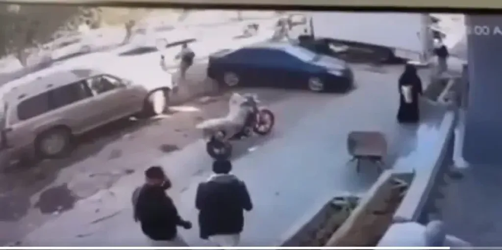 لحظة إنقاذ بطولية.. أب يمني يتدخل في الثانية الأخيرة لحماية طفله من حادث دهس