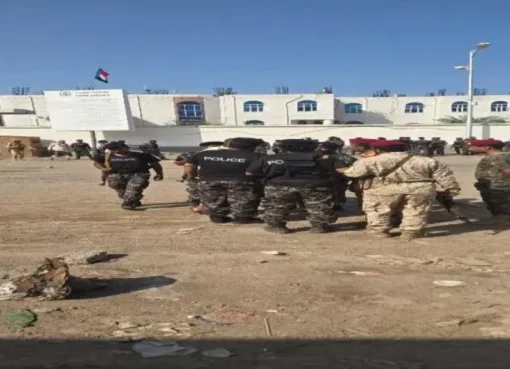 عدن تشتعل من الداخل.. تمرد مسلح داخل مبنى الجوازات وقوات العاصفة تحسم الموقف