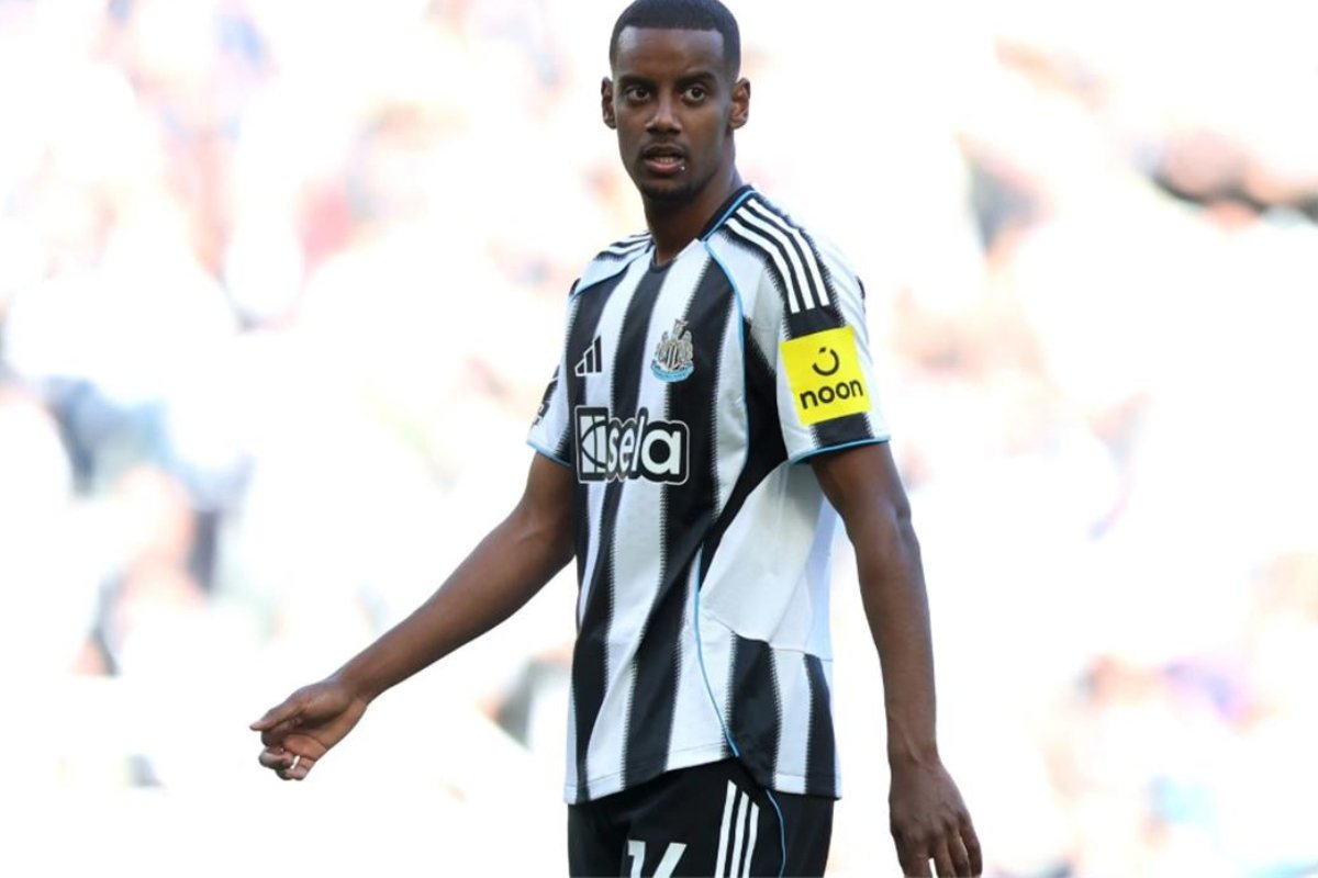 اجتماع طارئ في منزل إيزاك... ونيوكاسل يرفض عرض ليفربول الضخم