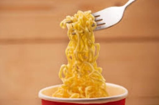 هل النودلز وجبة سريعة أم خطر يومي؟ إليك ما يقوله الخبراء