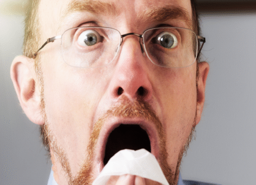 هل يمكن للعطس أن يُفقدك عينيك؟ العلم يفك اللغز