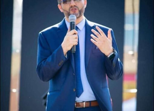 البيت الأبيض يستدعي مسؤولًا أمريكيًا يمنيًا بارزًا لبحث رفع قيود دخول اليمنيين