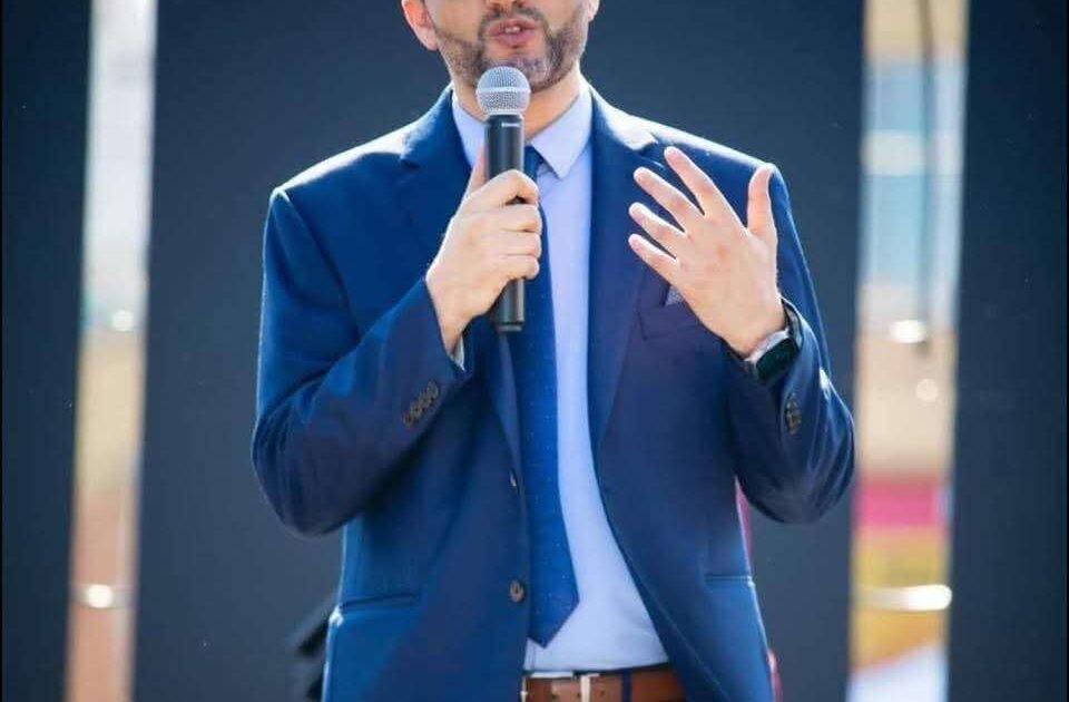 البيت الأبيض يستدعي مسؤولًا أمريكيًا يمنيًا بارزًا لبحث رفع قيود دخول اليمنيين