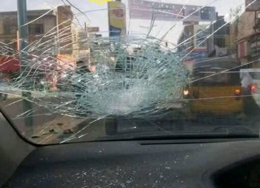 امرأة ترد على سائق متهور بكسر زجاج سيارته بعد أن أغرقها بمياه الأمطار في صنعاء