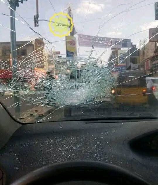 امرأة ترد على سائق متهور بكسر زجاج سيارته بعد أن أغرقها بمياه الأمطار في صنعاء