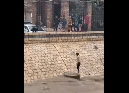 في مشهد صادم.. طفل يسبح وسط السيول في سايلة صنعاء ويغامر بحياته