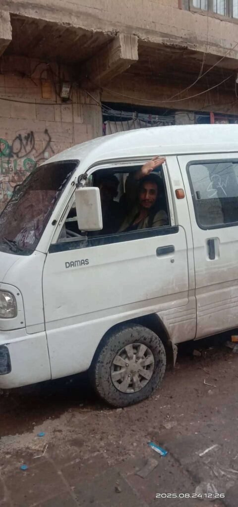 تحت أمطار صنعاء.. سائق باص يُنقذ طلاباً بموقف نبيل يلامس القلوب
