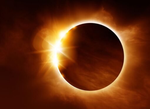 النهار يتحول إلى ظلام: كسوف شمسي نادر يظلم مكة لخمس دقائق