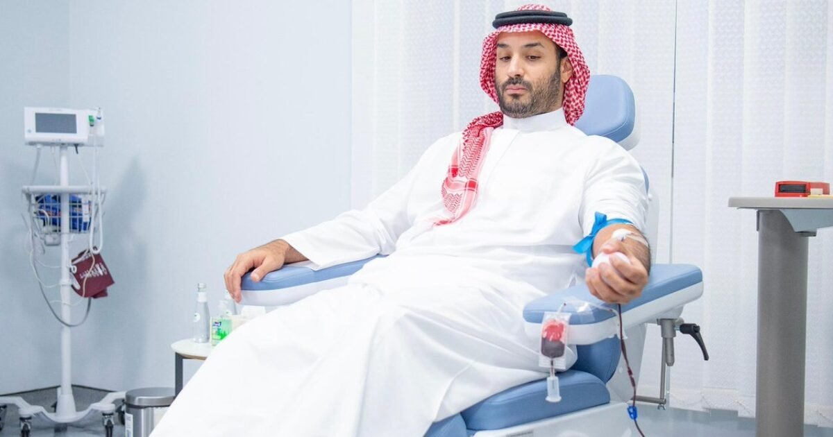 في بادرة إنسانية.. الأمير محمد بن سلمان يقود حملة التبرع بالدم شخصيًا