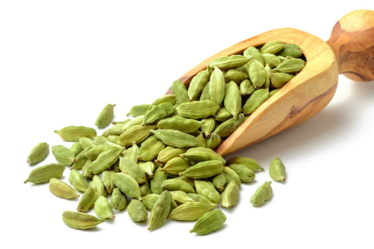 ماذا يحدث لجسمك إذا تناولت حبتين من الهيل يوميًا؟ فوائد مذهلة!