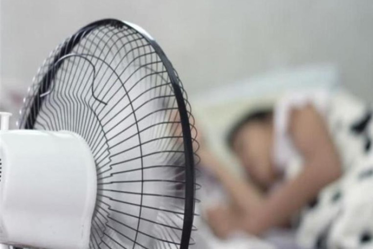 لا تنم أمام المروحة.. خطر يهدد صحتك كل ليلة!