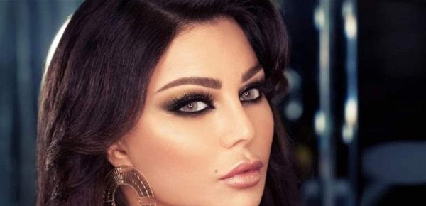 من غرفة النوم إلى الصالون الكحلي… تفاصيل مذهلة من داخل قصر النجمة اللبنانية