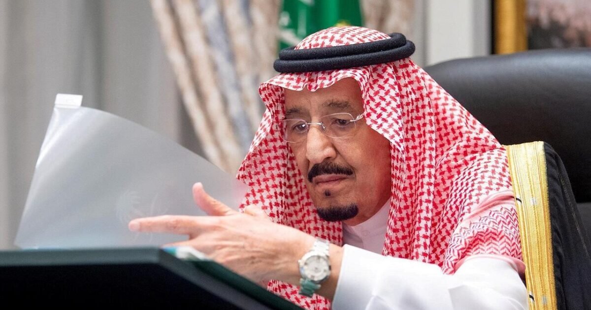 خادم الحرمين الشريفين يكرّم مواطناً لشجاعته ويمنحه مكافأة مجزية