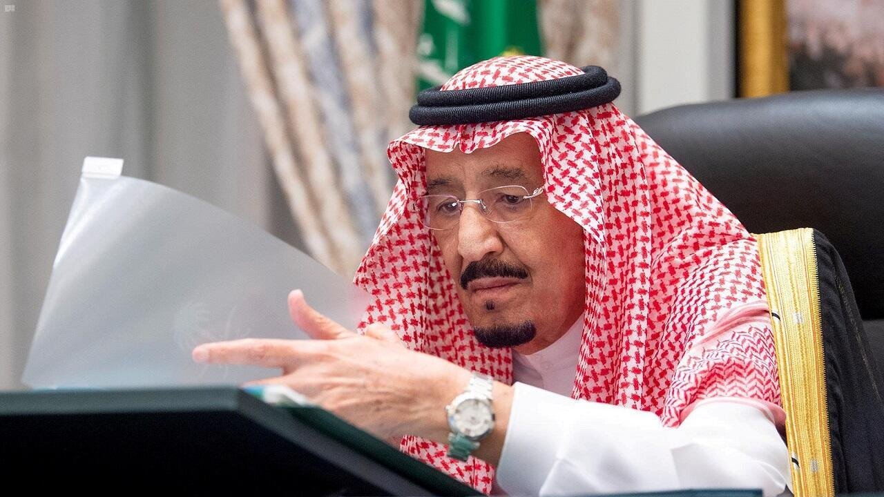 خادم الحرمين الشريفين يكرّم مواطناً لشجاعته ويمنحه مكافأة مجزية