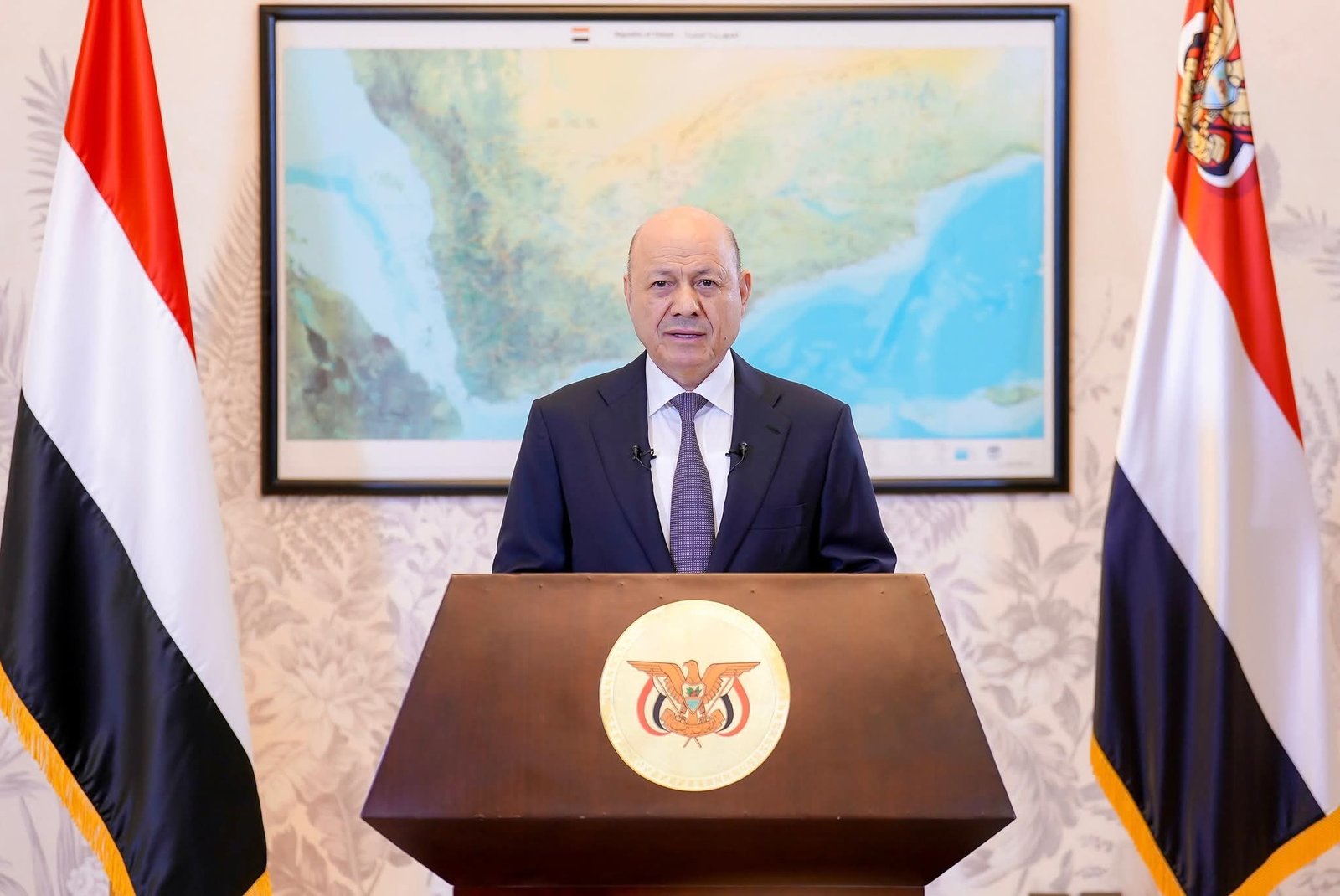 قرارات الزُبيدي تثير الجدل داخل المجلس الرئاسي.. والعليمي يواجه ضغوطًا متزايدة