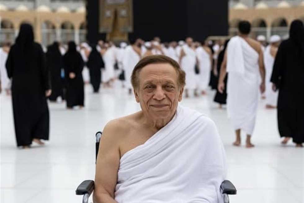 صورة مؤثرة لعادل إمام أثناء العمرة.. الجمهور يتفاعل بالدعاء