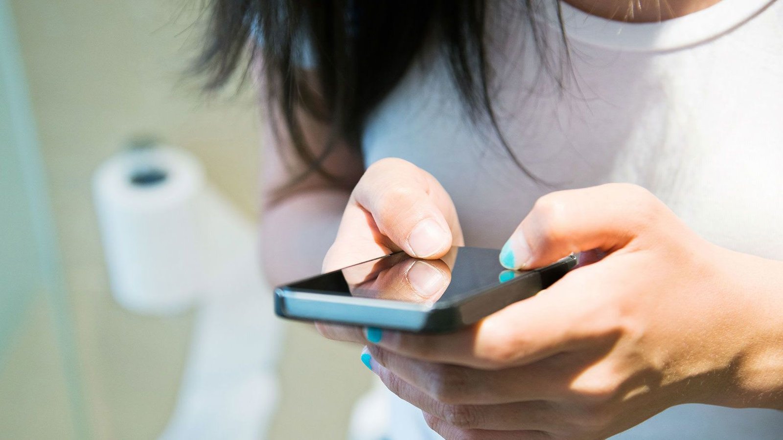 تحذير طبي: الهاتف في الحمام قد يسبب مشاكل في الجهاز الهضمي