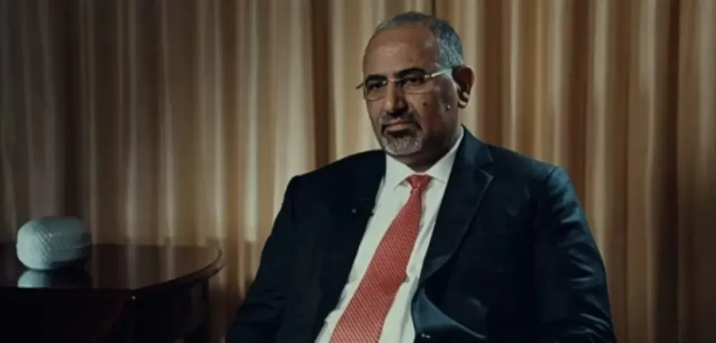 الزبيدي يلوّح بحكومة جنوبية جديدة ويهاجم أداء بن بريك والبنك المركزي