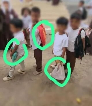 صورة من عدن تختصر المأساة: ما الذي يحمله هؤلاء الصغار؟