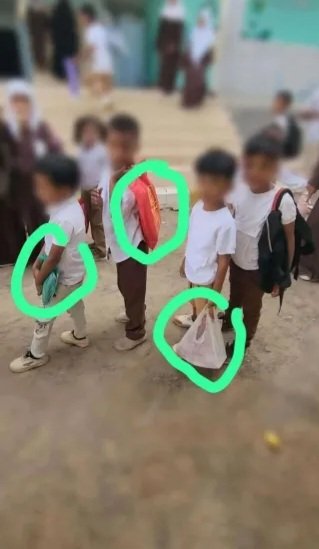 صورة من عدن تختصر المأساة: ما الذي يحمله هؤلاء الصغار؟