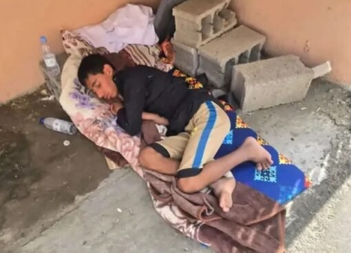 قصة مأساوية على الحدود: العثور على شاب مريض مهجورًا في دورة مياه مسجد