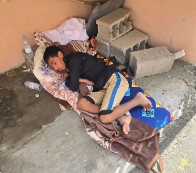 قصة مأساوية على الحدود: العثور على شاب مريض مهجورًا في دورة مياه مسجد