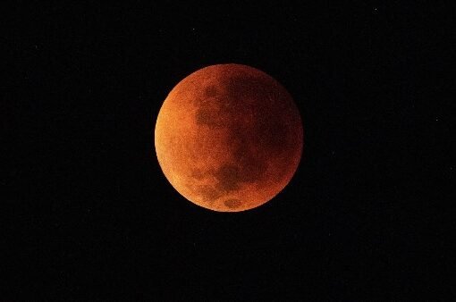 لماذا يتحول القمر إلى الأحمر؟ رحلة الضوء عبر الغلاف الجوي لماذا يتحول القمر إلى الأحمر؟ رحلة الضوء عبر الغلاف الجوي