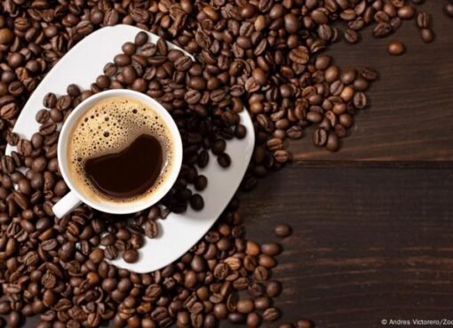 هل تشرب قهوتك بطريقة خاطئة؟ 9 عادات تضر صحتك