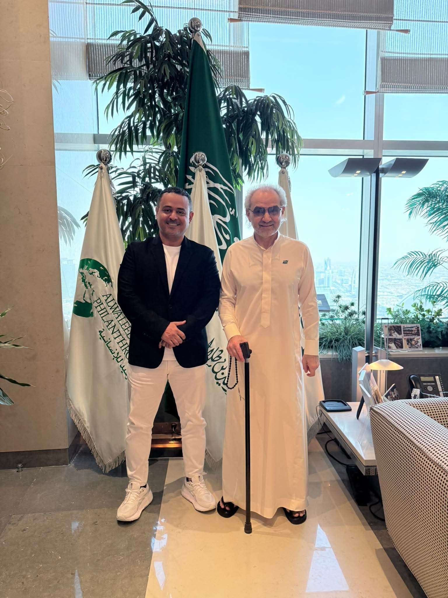 الوليد بن طلال يستقبل صحفياً يمنياً في جلسة حوارية نادرة